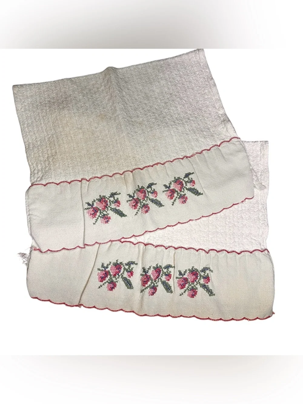 Set Of 2 Vintage Cottagecore Embroidered Scalloped Hand Towels Homespun Hearth